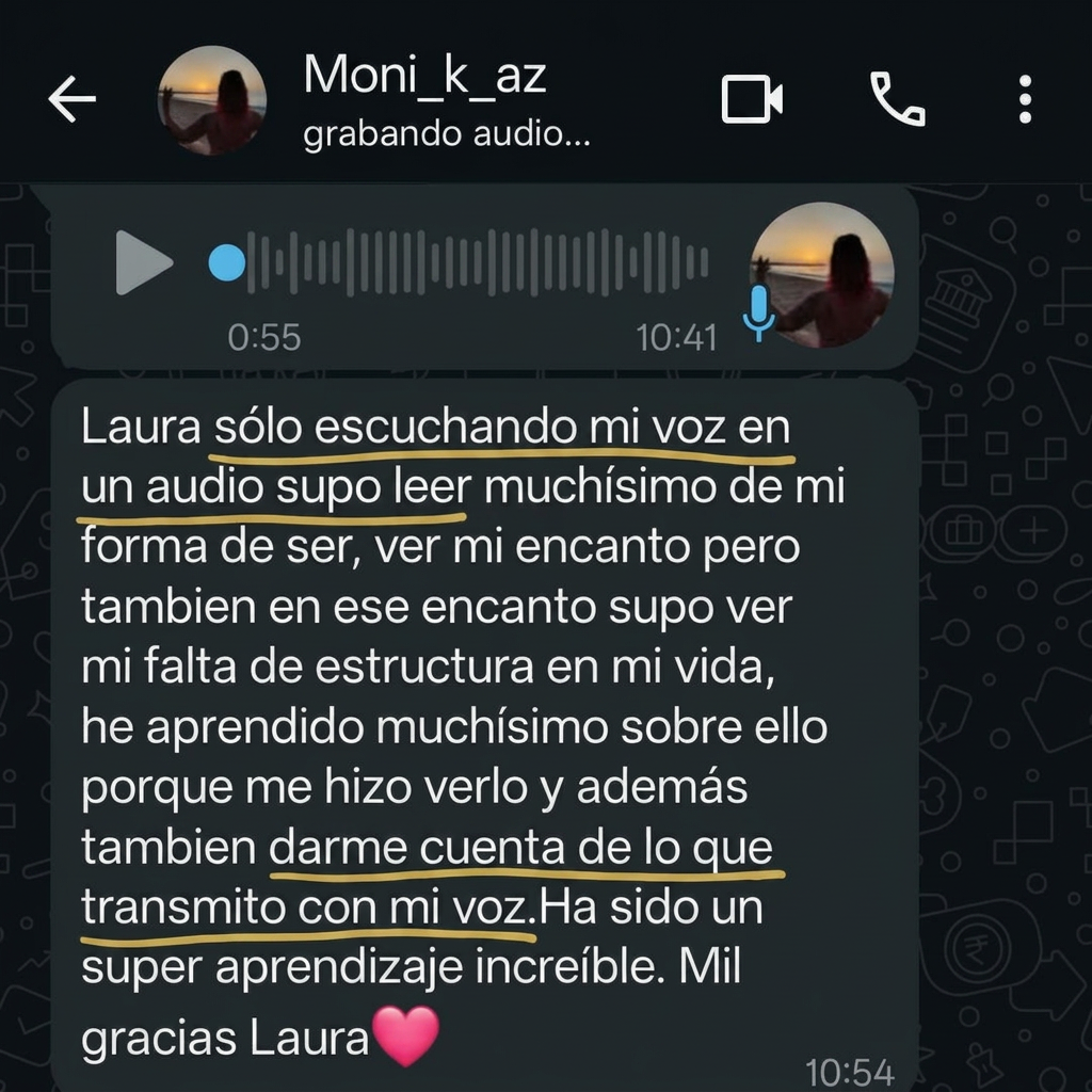 Testimonio de Mónica por WhatsApp, con las frases clave subrayadas en dorado